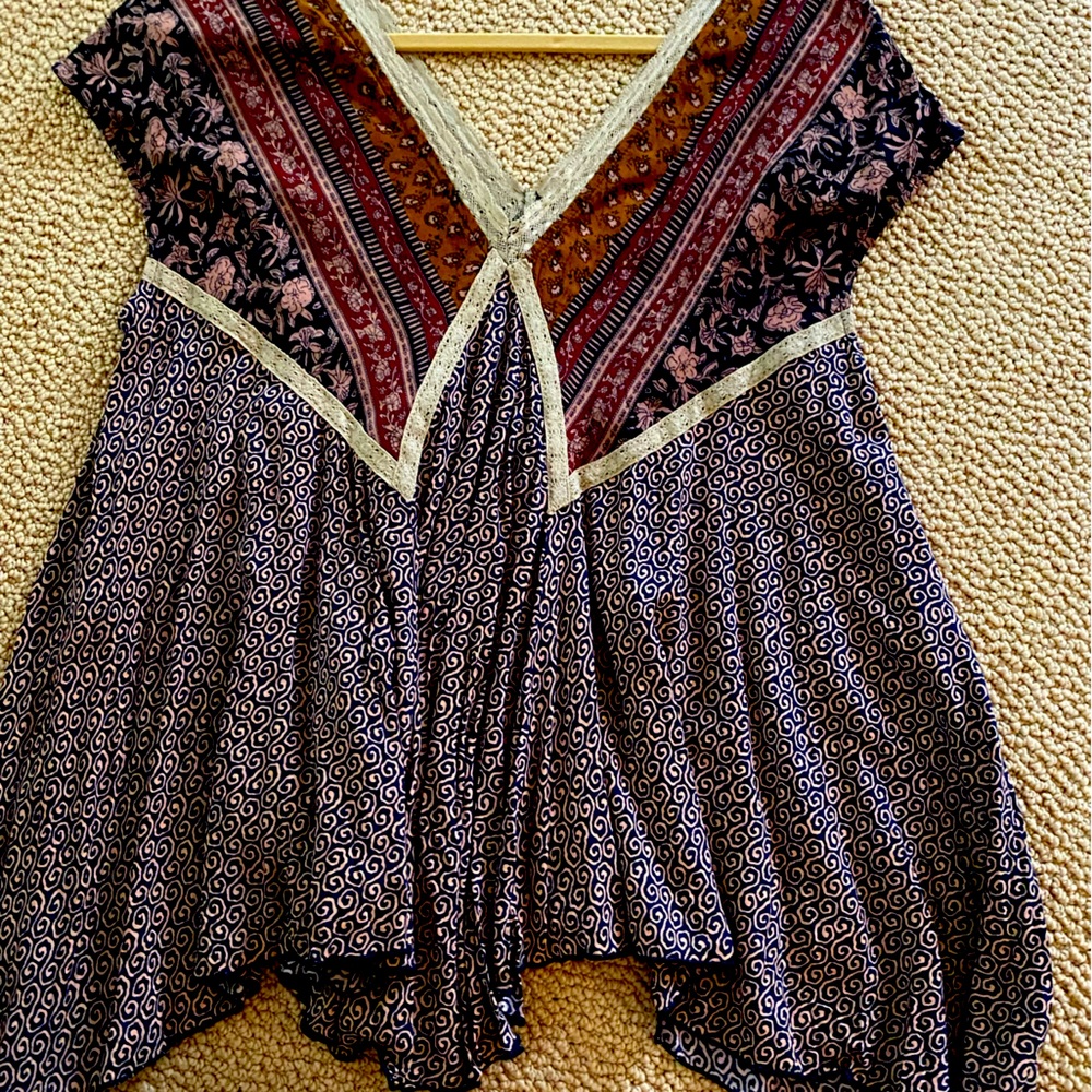 Beautiful top can be worn over something in the fall/winter. So S.